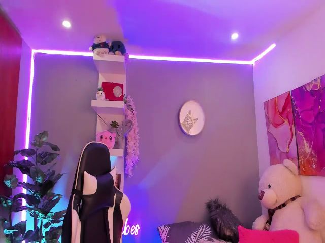 Live sex webcam photo for SaraValennn #256140116