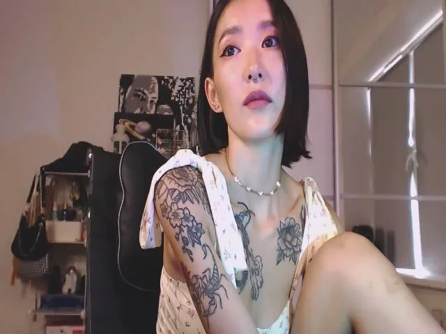 Live sex webcam photo for KellyAsian #254080518