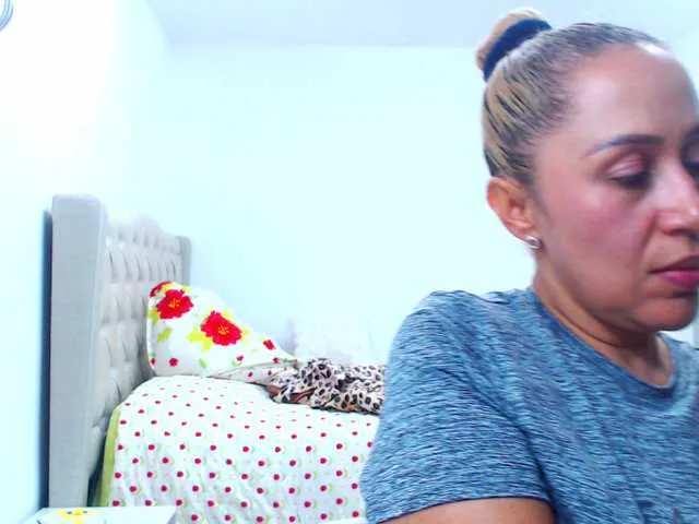 Live sex webcam photo for RoxanaMilf #241544407