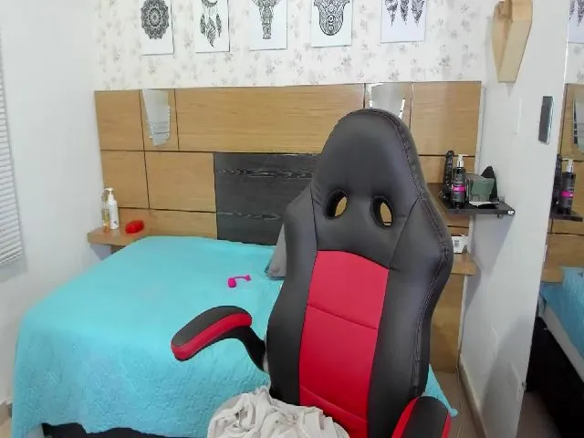 Live sex webcam photo for Kloemss #259998399