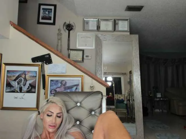 Live sex webcam photo for adrianna_fox #287953072