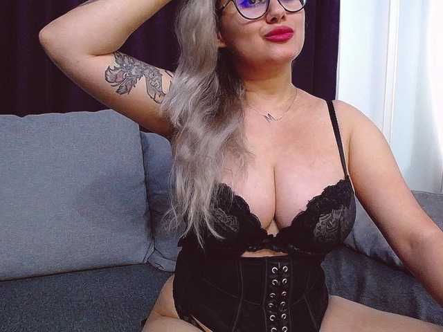 Live sex webcam photo for O-Queen #255919355