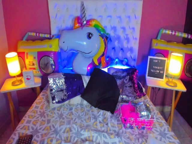 Live sex webcam photo for HaileyVans #259068280