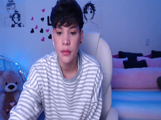 Live sex webcam photo for Laura_R23 #261428920