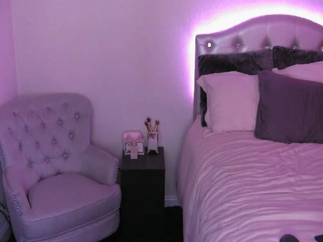 Live sex webcam photo for MeganMaxine #262940848
