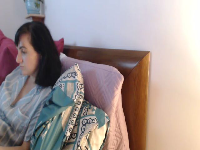 Live sex webcam photo for isabellazee2 #254363546