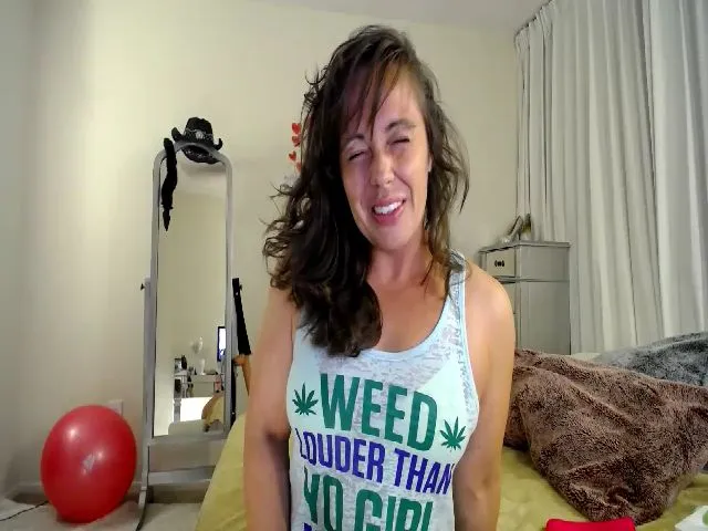 Live sex webcam photo for TemptinDesire #263680833