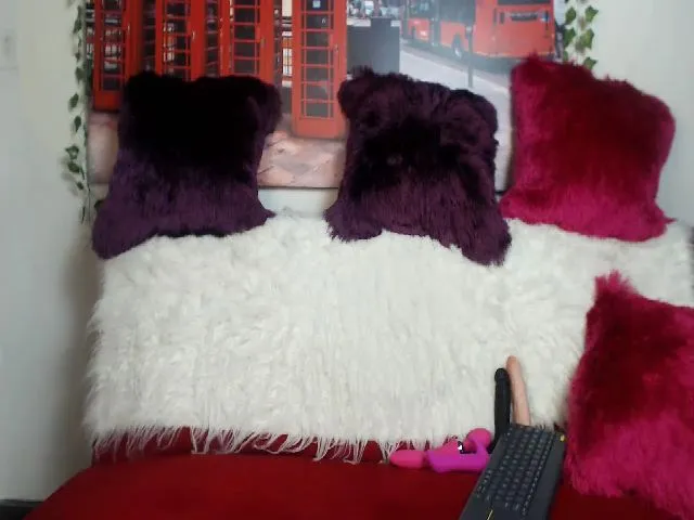 Live sex webcam photo for Emiliarain #253983609