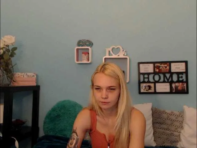 Live sex webcam photo for AnnaHappy18 #245259795