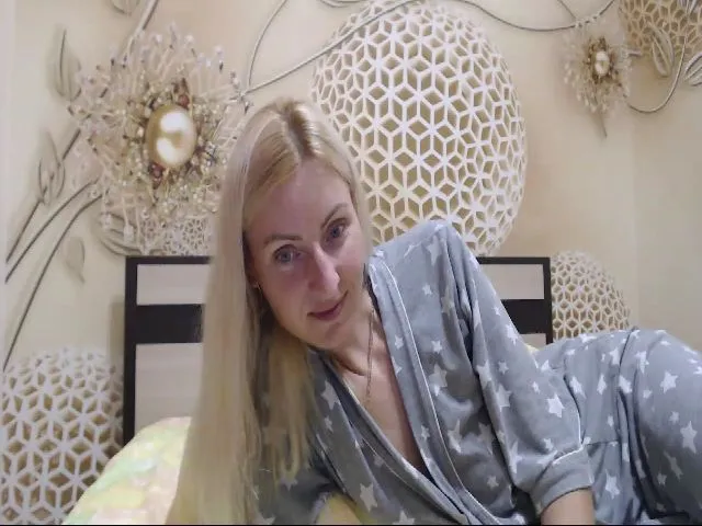 Live sex webcam photo for MeltingJulia #261588935