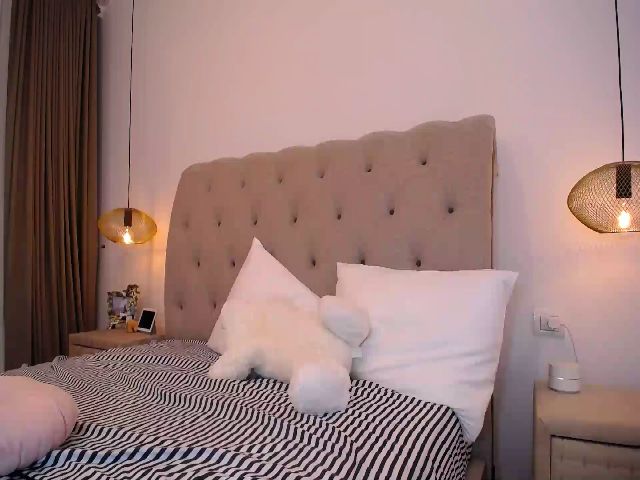 Live sex webcam photo for call_me_em #258552997