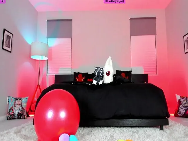 Live sex webcam photo for KasaraWood #262512769