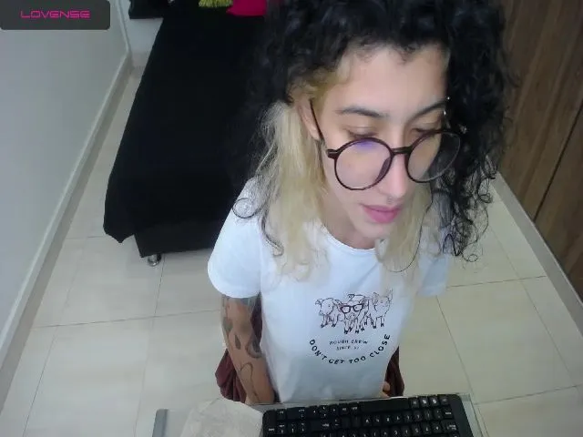 Live sex webcam photo for Myzore #254360904