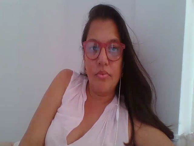 Live sex webcam photo for SweetLola01 #254551404