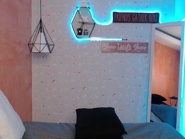 Live sex webcam photo for Violet_03_ #254820943