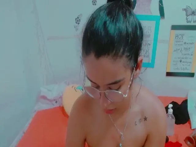 Live sex webcam photo for Emira2 #264279485