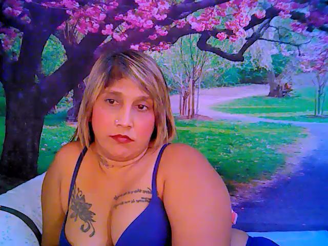 Live sex webcam photo for Roxyfoxy69 #259428771