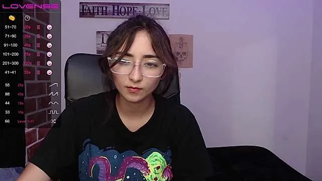 Live sex webcam photo for Samanta_666 #244912052