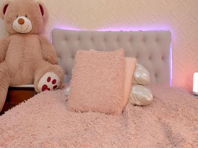 Live sex webcam photo for LoriLeen #260654749