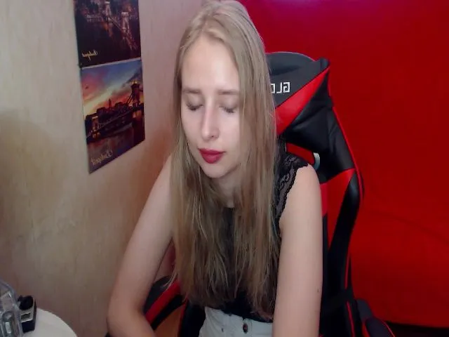 Live sex webcam photo for JessyGinger #265422911