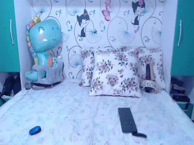 Live sex webcam photo for KinkyBrunetee #263656926
