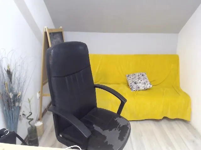 Live sex webcam photo for CurlyBella #252478102