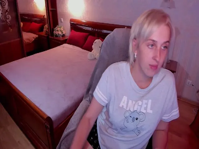 Live sex webcam photo for VictoriaJons5 #261328235