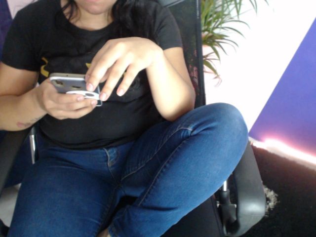 Live sex webcam photo for sophiie_fox #253941409