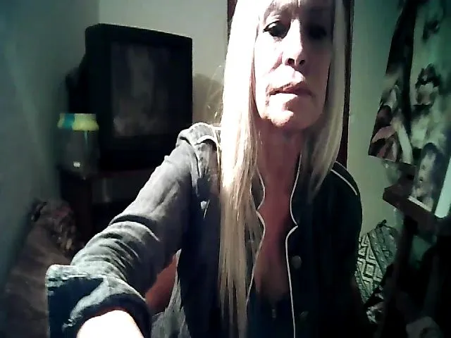 Live sex webcam photo for Latinablond7 #256582647