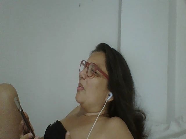 Live sex webcam photo for SweetLola01 #265301902