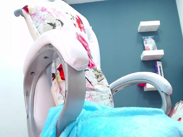 Live sex webcam photo for HANNAH_19 #253281950