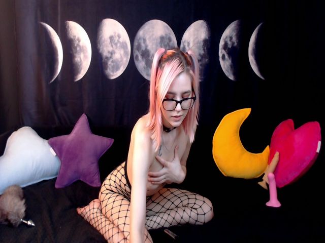 Live sex webcam photo for Lovelymiracle #260025117