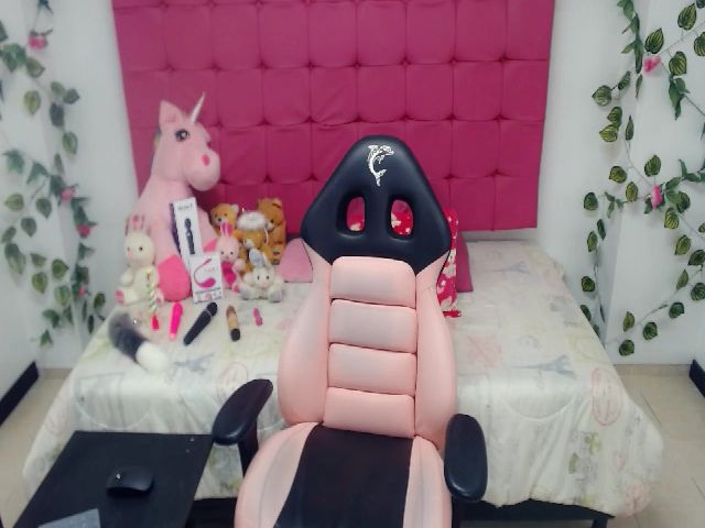 Live sex webcam photo for Pink_queenn #256774811