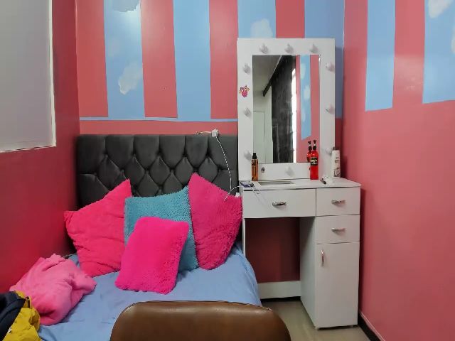 Live sex webcam photo for Miiaafox #256373902