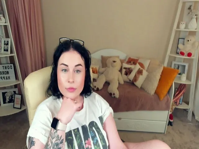 Live sex webcam photo for SerahMirabeli #254144290