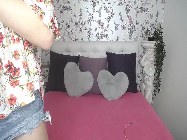 Live sex webcam photo for Ssexy_Kitty #263669080