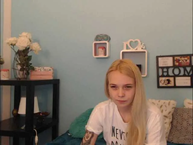 Live sex webcam photo for AnnaHappy18 #241312762