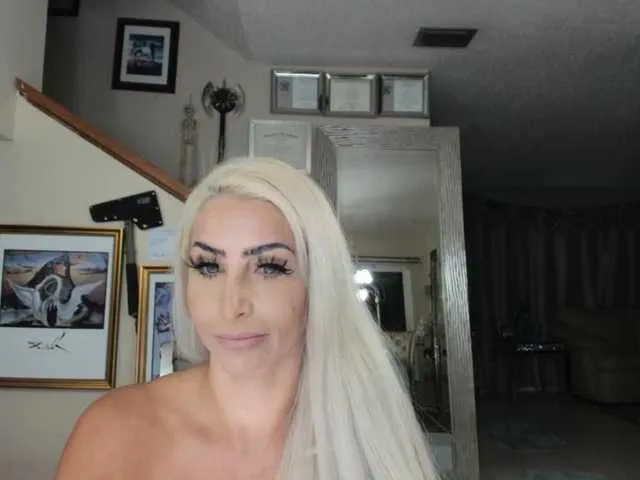 Live sex webcam photo for adrianna_fox #287953026