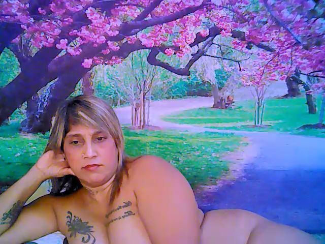 Live sex webcam photo for Roxyfoxy69 #262375770