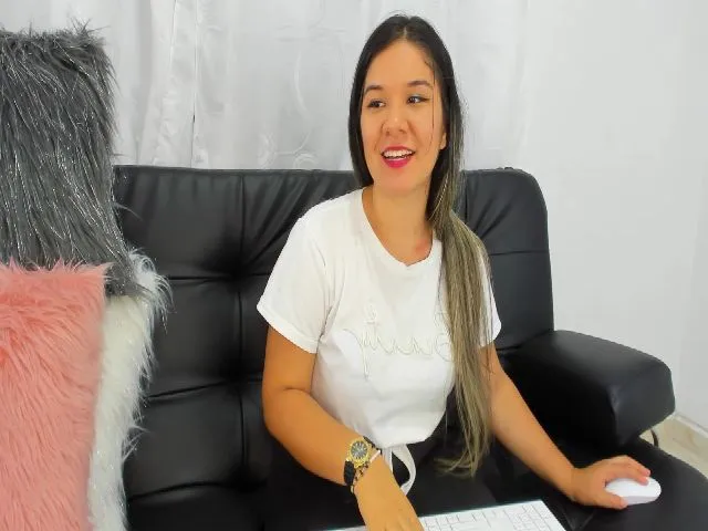 Live sex webcam photo for saracruz1 #256543224