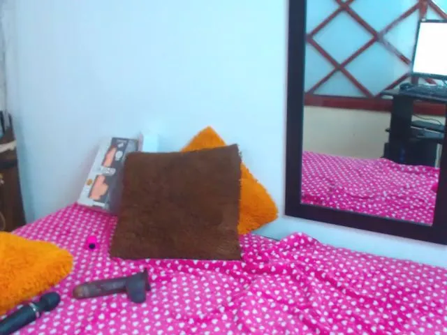 Live sex webcam photo for KellyJhons #254391520