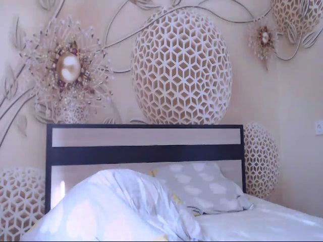 Live sex webcam photo for MeltingJulia #259976798