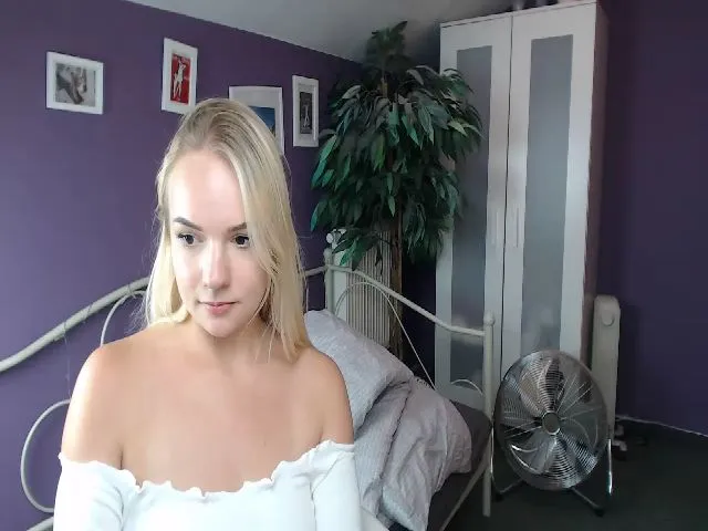 Live sex webcam photo for JoanQueen #264276654