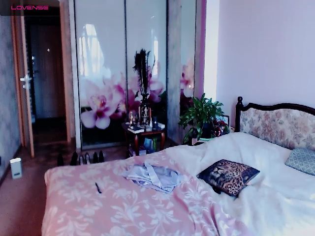 Live sex webcam photo for JuliannaLux #255396208