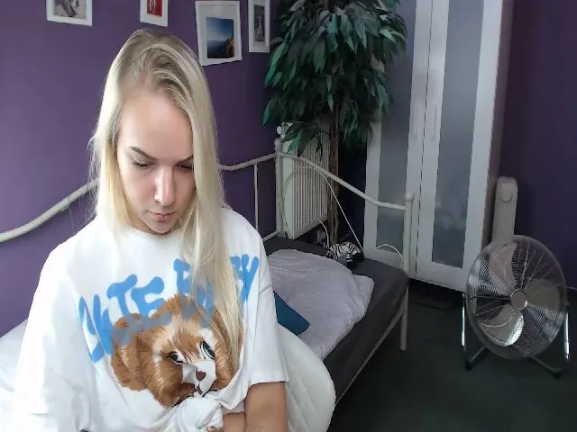 Live sex webcam photo for JoanQueen #264785758