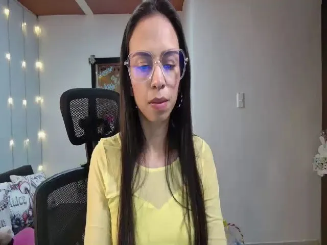 Live sex webcam photo for Aliicia #260239734