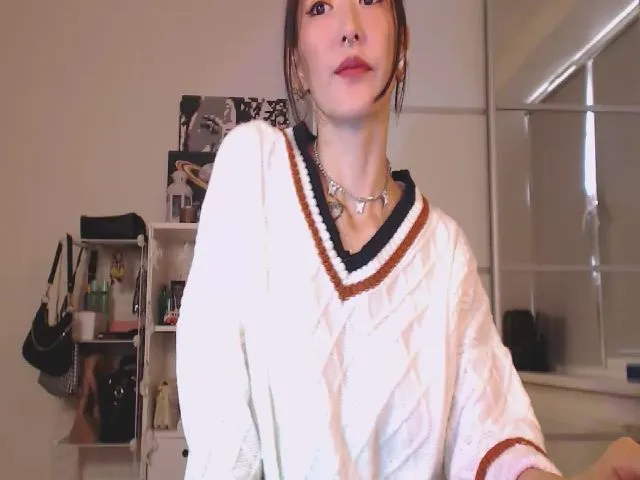 Live sex webcam photo for KellyAsian #264804049