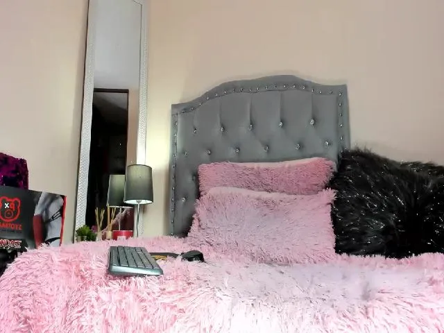 Live sex webcam photo for Prettyhoney19 #254296278