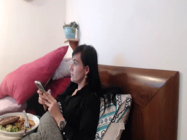 Live sex webcam photo for isabellazee2 #253609686