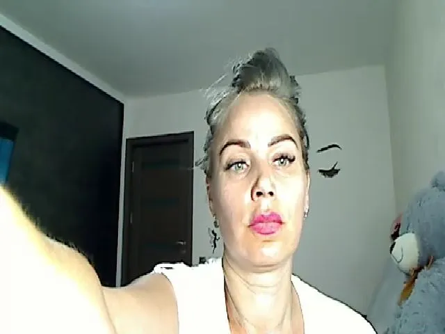 Live sex webcam photo for Yourmilf24 #260638081